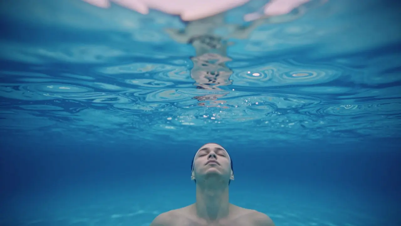 Meditative Unterwasserperspektive in einem ruhigen Schwimmbecken